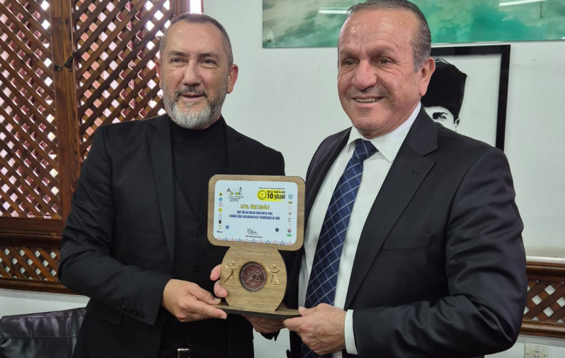 Kıbrıs Türk Halk Dansları Federasyonu’ndan Bakan Ataoğlu’na Teşekkür Plaketi