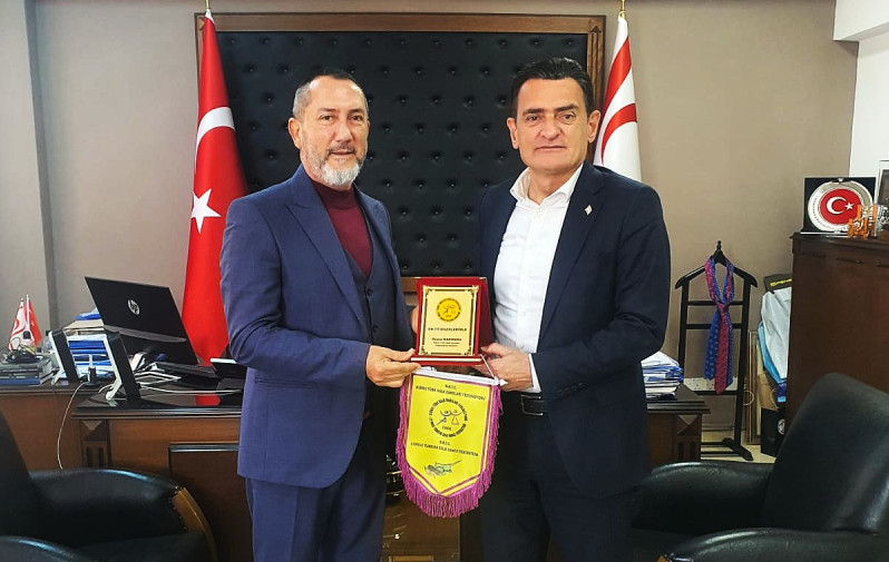 Kıbrıs Türk Halk Dansları Federasyonu’ndan Bakan Oğuz’a Ziyaret